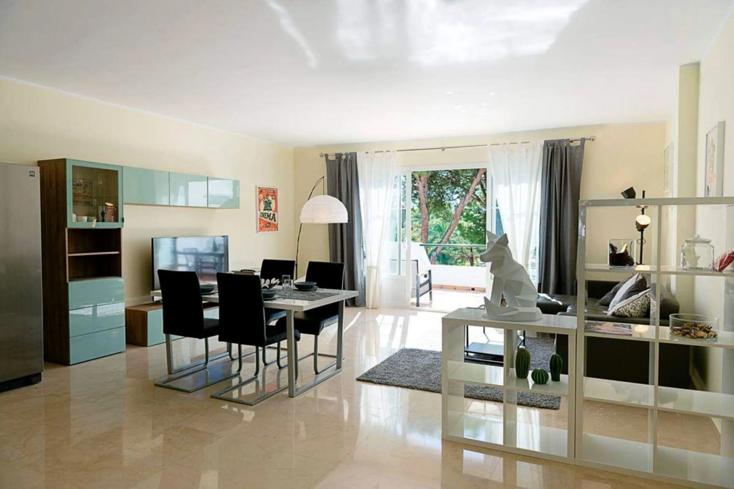 Discover this charming top-floor, 2-bedroom apartment perfectly situated in the sought-after community of El Presidente, Estepona. Bathed in natural light, the property boasts expansive open views over the large central pool and beautifully manicured trop