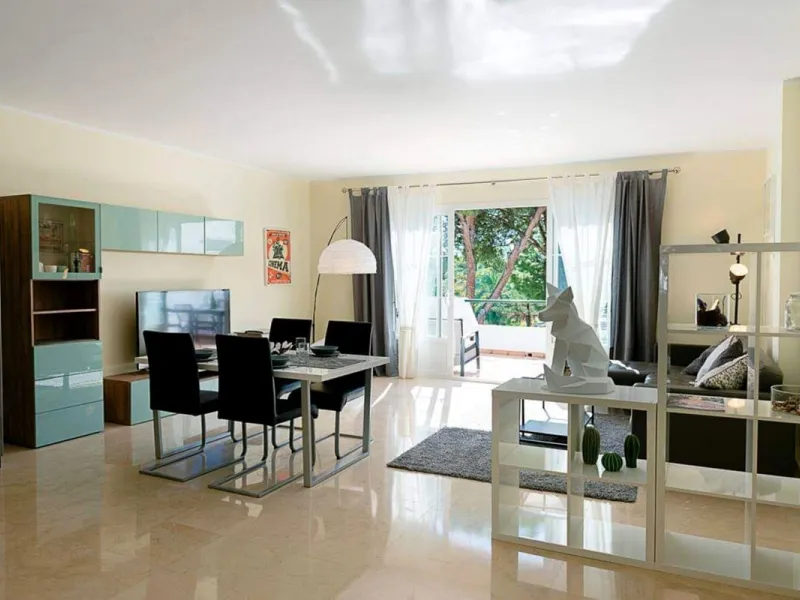 Discover this charming top-floor, 2-bedroom apartment perfectly situated in the sought-after community of El Presidente, Estepona. Bathed in natural light, the property boasts expansive open views over the large central pool and beautifully manicured trop