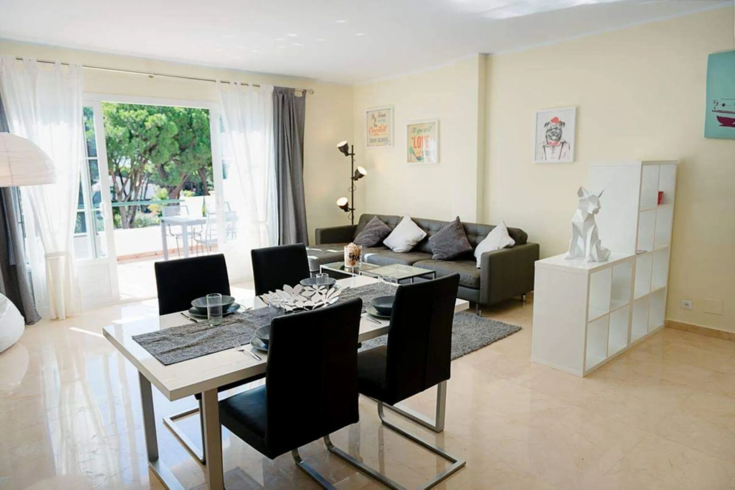 Discover this charming top-floor, 2-bedroom apartment perfectly situated in the sought-after community of El Presidente, Estepona. Bathed in natural light, the property boasts expansive open views over the large central pool and beautifully manicured trop