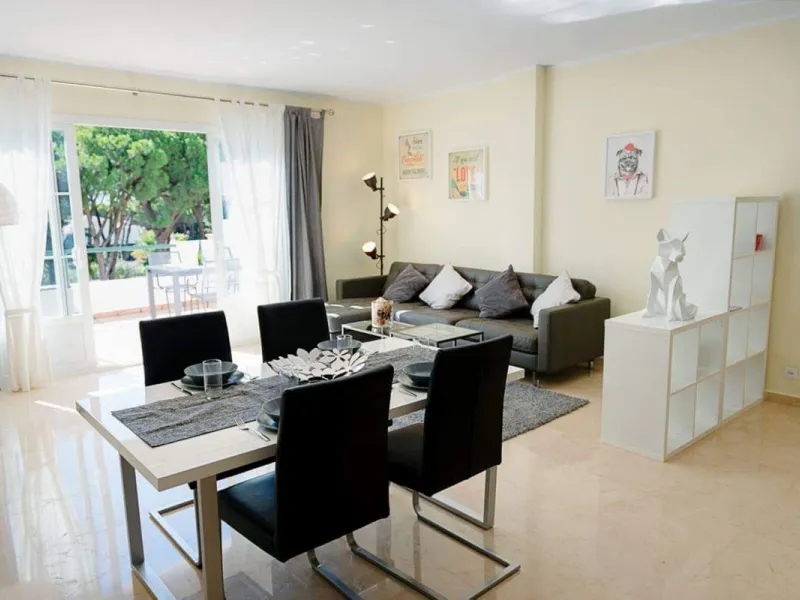 Discover this charming top-floor, 2-bedroom apartment perfectly situated in the sought-after community of El Presidente, Estepona. Bathed in natural light, the property boasts expansive open views over the large central pool and beautifully manicured trop