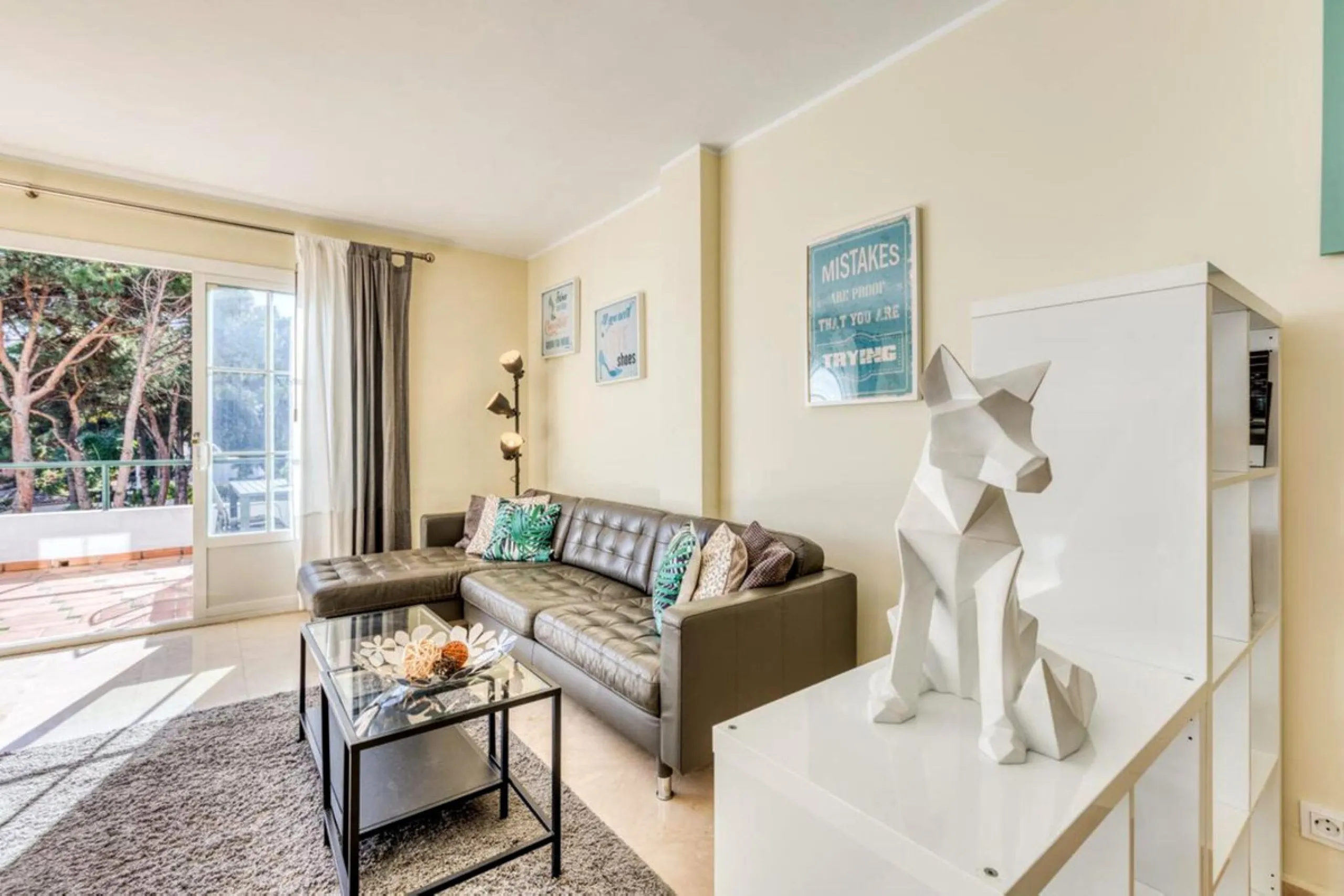 Discover this charming top-floor, 2-bedroom apartment perfectly situated in the sought-after community of El Presidente, Estepona. Bathed in natural light, the property boasts expansive open views over the large central pool and beautifully manicured trop