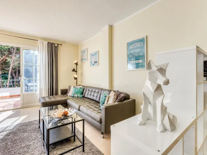 Discover this charming top-floor, 2-bedroom apartment perfectly situated in the sought-after community of El Presidente, Estepona. Bathed in natural light, the property boasts expansive open views over the large central pool and beautifully manicured trop