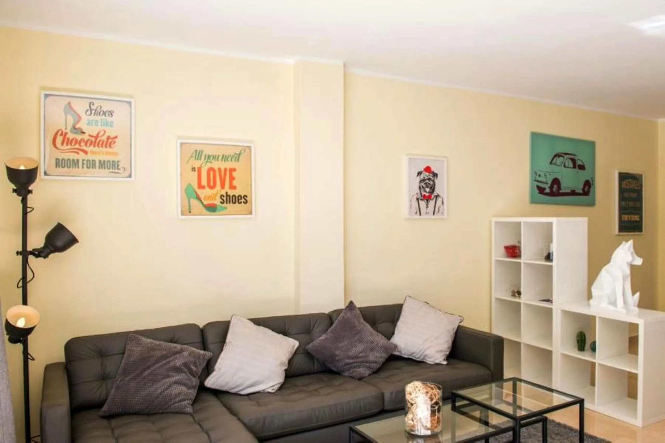 Discover this charming top-floor, 2-bedroom apartment perfectly situated in the sought-after community of El Presidente, Estepona. Bathed in natural light, the property boasts expansive open views over the large central pool and beautifully manicured trop