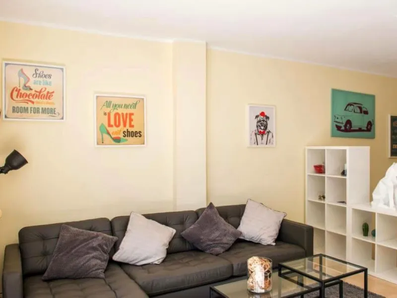 Discover this charming top-floor, 2-bedroom apartment perfectly situated in the sought-after community of El Presidente, Estepona. Bathed in natural light, the property boasts expansive open views over the large central pool and beautifully manicured trop