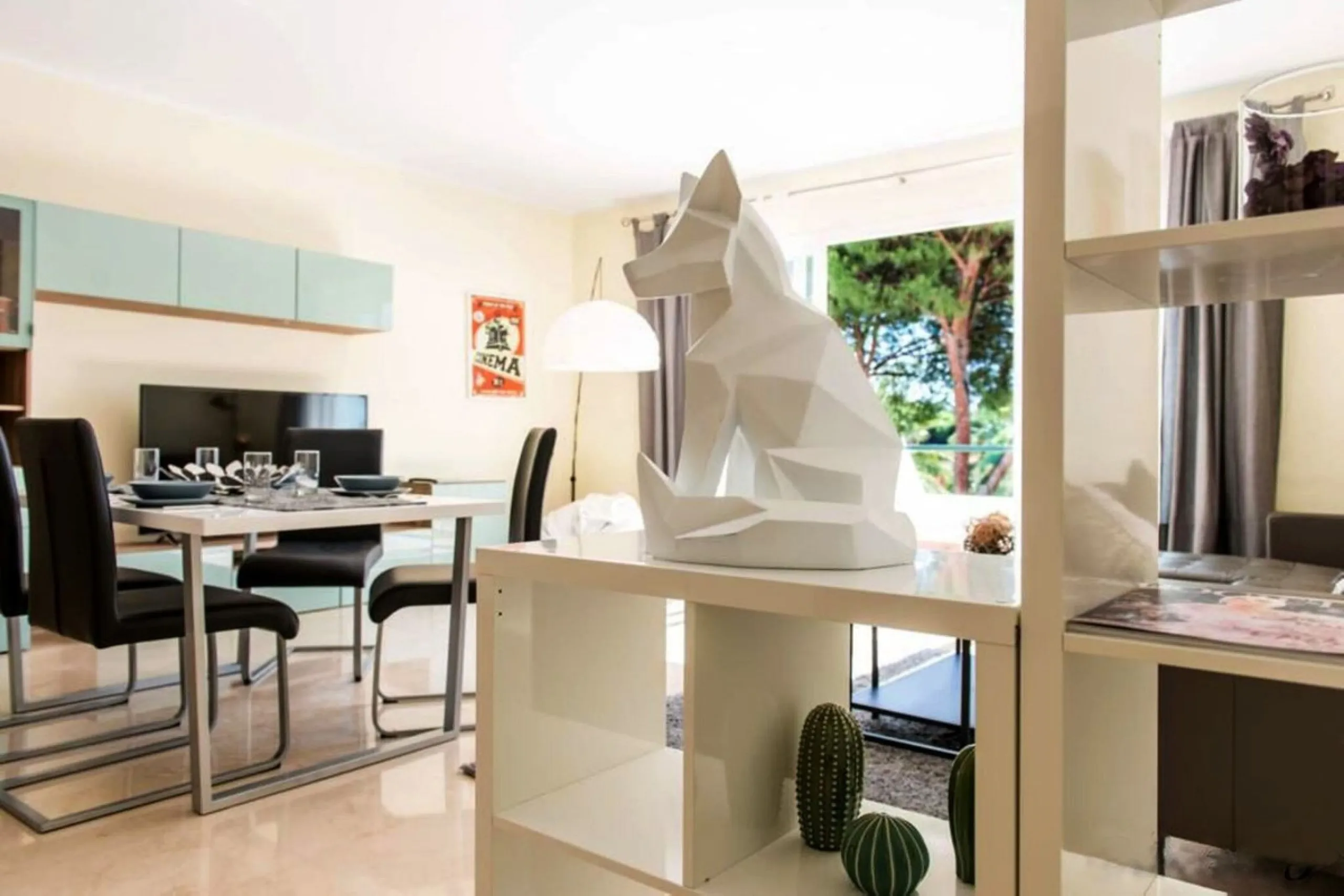 Discover this charming top-floor, 2-bedroom apartment perfectly situated in the sought-after community of El Presidente, Estepona. Bathed in natural light, the property boasts expansive open views over the large central pool and beautifully manicured trop