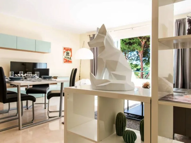 Discover this charming top-floor, 2-bedroom apartment perfectly situated in the sought-after community of El Presidente, Estepona. Bathed in natural light, the property boasts expansive open views over the large central pool and beautifully manicured trop