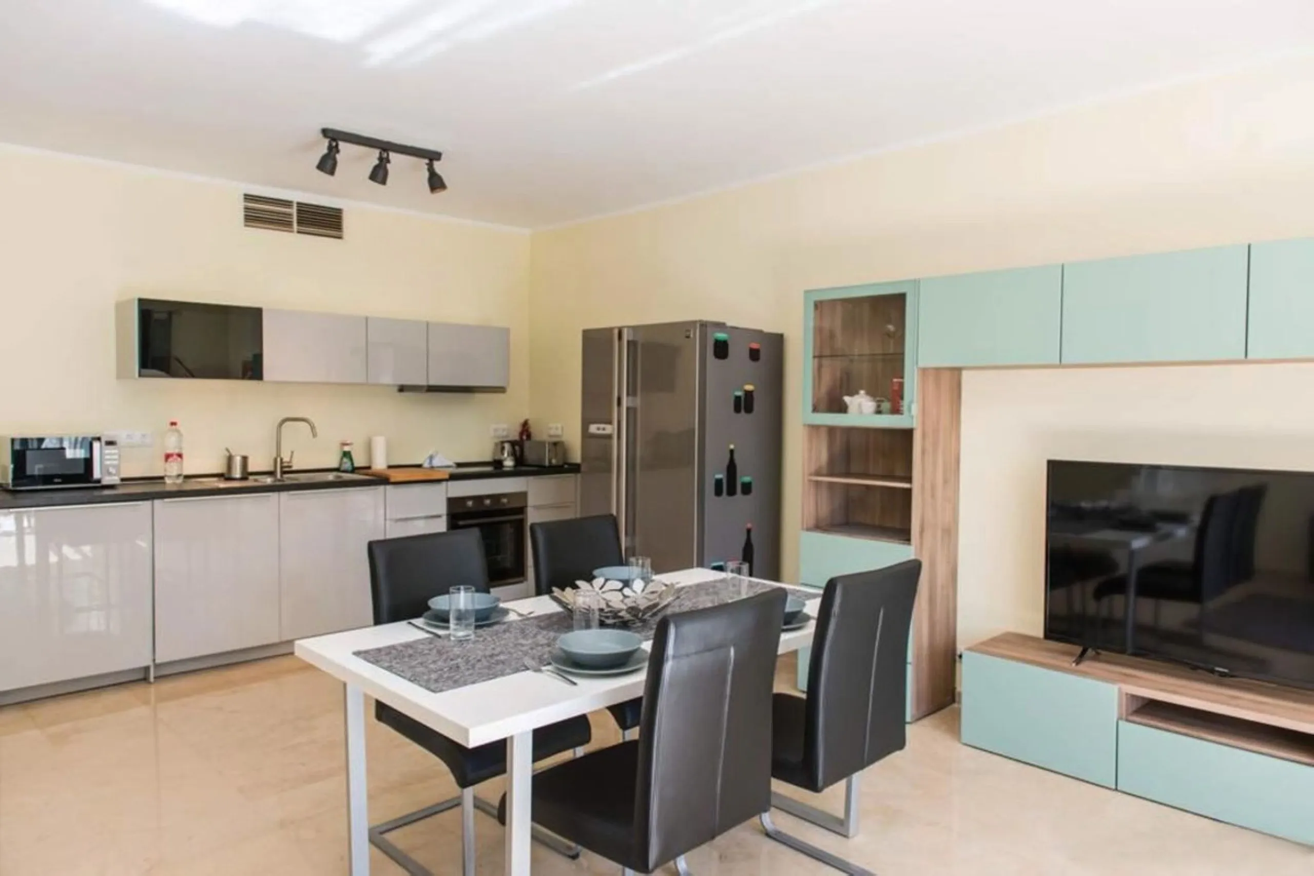 Discover this charming top-floor, 2-bedroom apartment perfectly situated in the sought-after community of El Presidente, Estepona. Bathed in natural light, the property boasts expansive open views over the large central pool and beautifully manicured trop