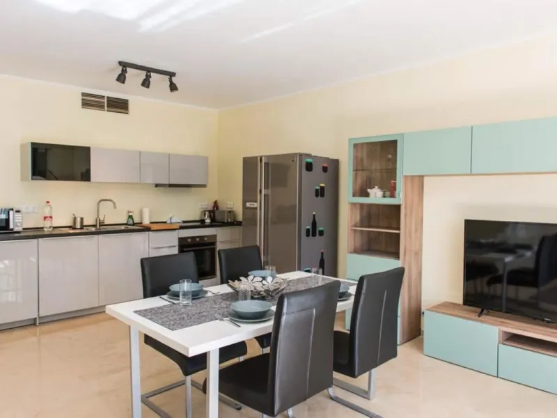 Discover this charming top-floor, 2-bedroom apartment perfectly situated in the sought-after community of El Presidente, Estepona. Bathed in natural light, the property boasts expansive open views over the large central pool and beautifully manicured trop