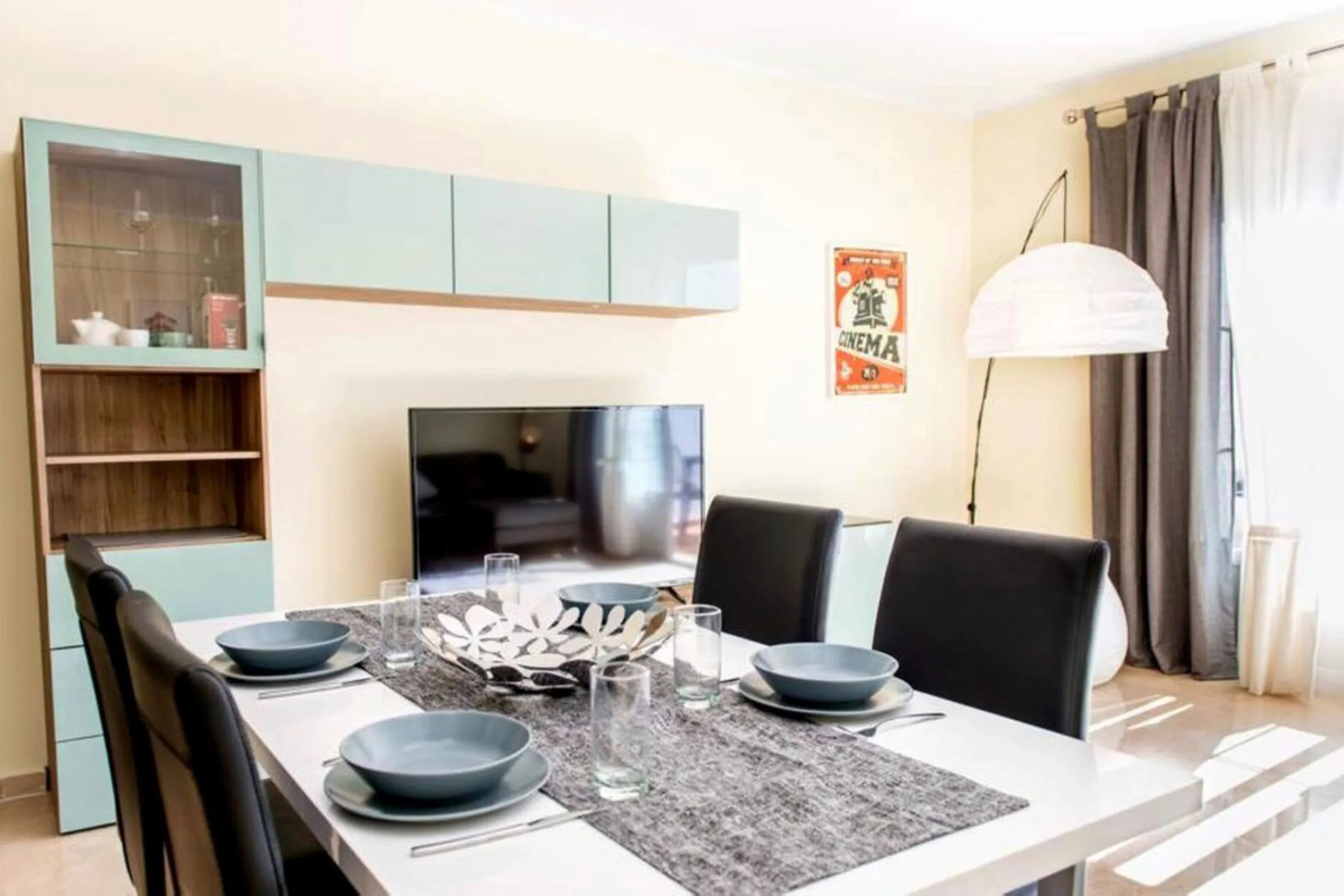 Discover this charming top-floor, 2-bedroom apartment perfectly situated in the sought-after community of El Presidente, Estepona. Bathed in natural light, the property boasts expansive open views over the large central pool and beautifully manicured trop