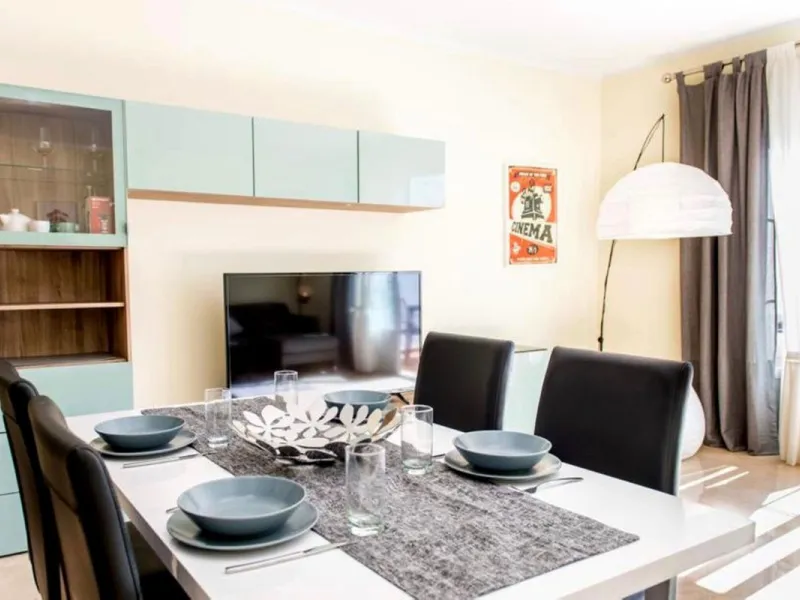 Discover this charming top-floor, 2-bedroom apartment perfectly situated in the sought-after community of El Presidente, Estepona. Bathed in natural light, the property boasts expansive open views over the large central pool and beautifully manicured trop