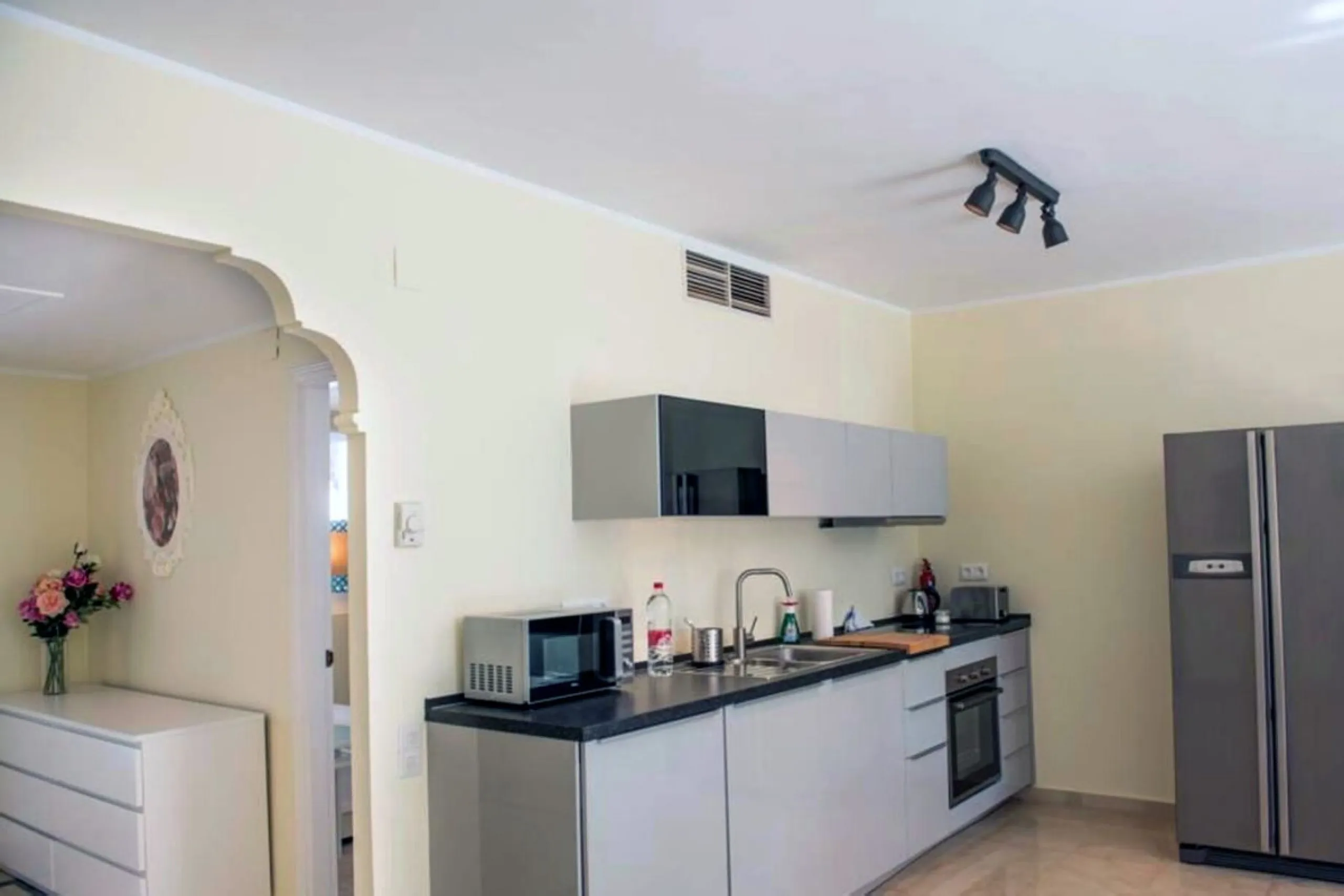 Discover this charming top-floor, 2-bedroom apartment perfectly situated in the sought-after community of El Presidente, Estepona. Bathed in natural light, the property boasts expansive open views over the large central pool and beautifully manicured trop