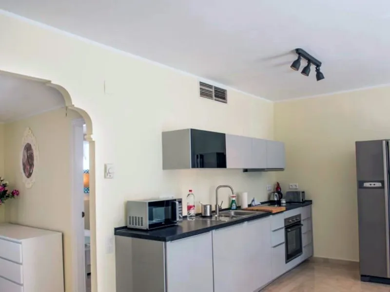 Discover this charming top-floor, 2-bedroom apartment perfectly situated in the sought-after community of El Presidente, Estepona. Bathed in natural light, the property boasts expansive open views over the large central pool and beautifully manicured trop