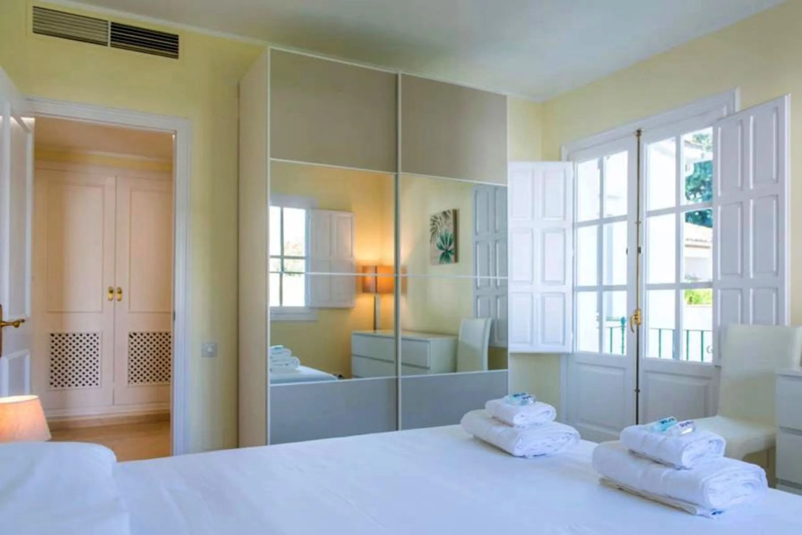 Discover this charming top-floor, 2-bedroom apartment perfectly situated in the sought-after community of El Presidente, Estepona. Bathed in natural light, the property boasts expansive open views over the large central pool and beautifully manicured trop