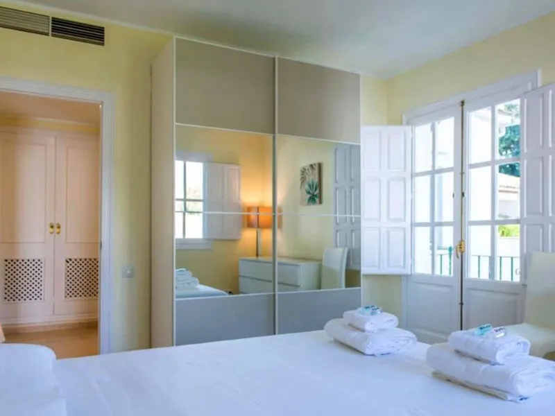 Discover this charming top-floor, 2-bedroom apartment perfectly situated in the sought-after community of El Presidente, Estepona. Bathed in natural light, the property boasts expansive open views over the large central pool and beautifully manicured trop