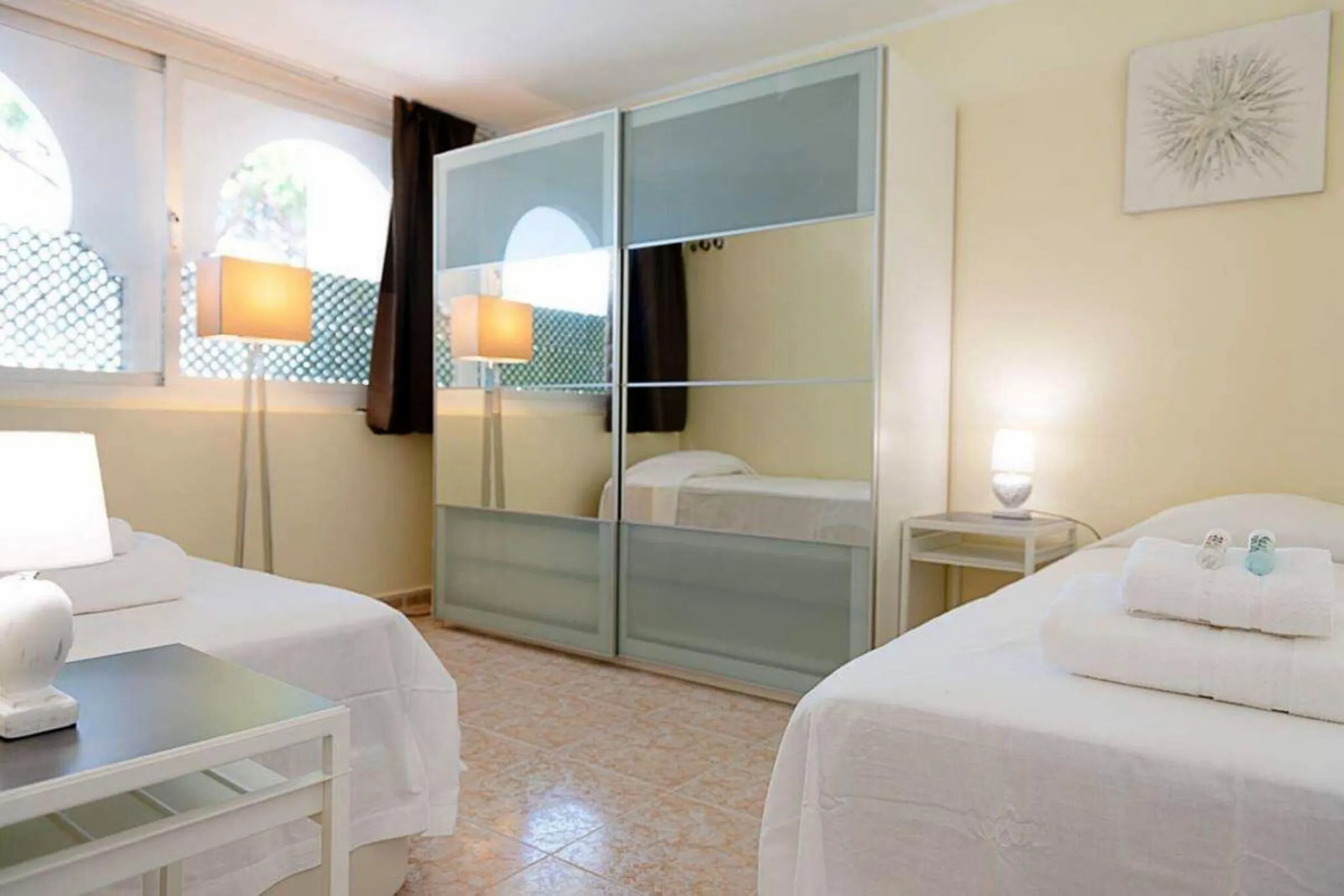 Discover this charming top-floor, 2-bedroom apartment perfectly situated in the sought-after community of El Presidente, Estepona. Bathed in natural light, the property boasts expansive open views over the large central pool and beautifully manicured trop