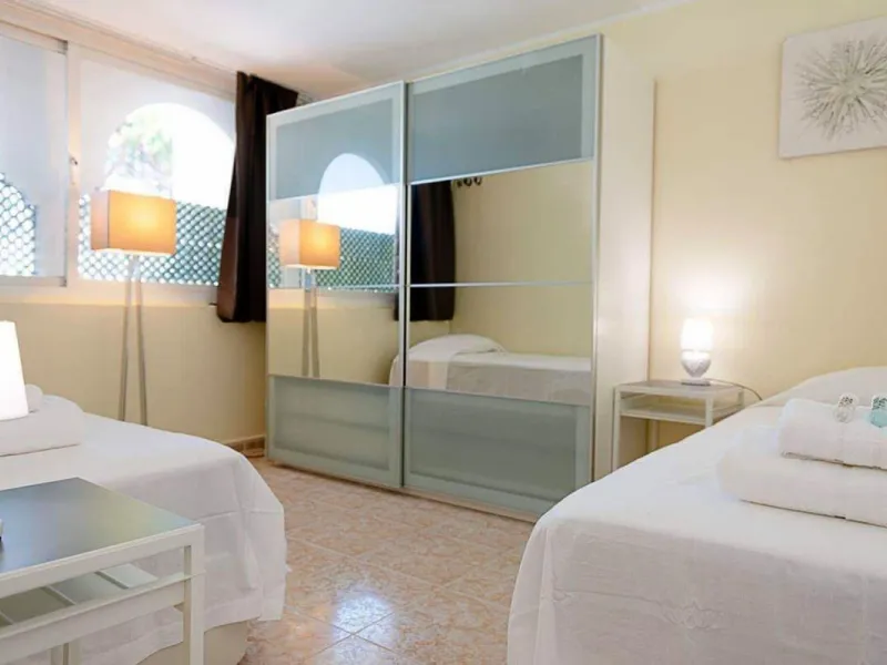 Discover this charming top-floor, 2-bedroom apartment perfectly situated in the sought-after community of El Presidente, Estepona. Bathed in natural light, the property boasts expansive open views over the large central pool and beautifully manicured trop