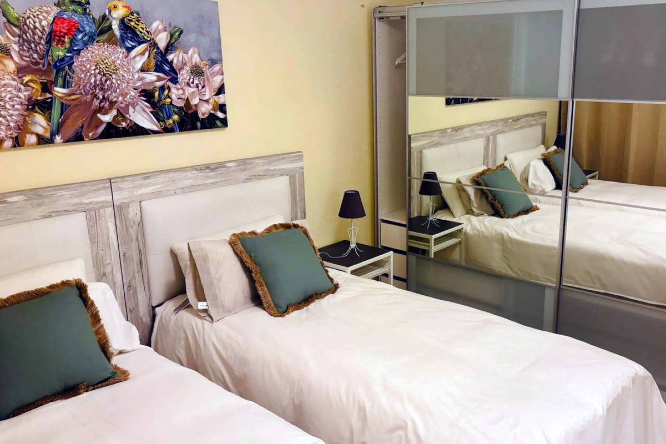 Discover this charming top-floor, 2-bedroom apartment perfectly situated in the sought-after community of El Presidente, Estepona. Bathed in natural light, the property boasts expansive open views over the large central pool and beautifully manicured trop