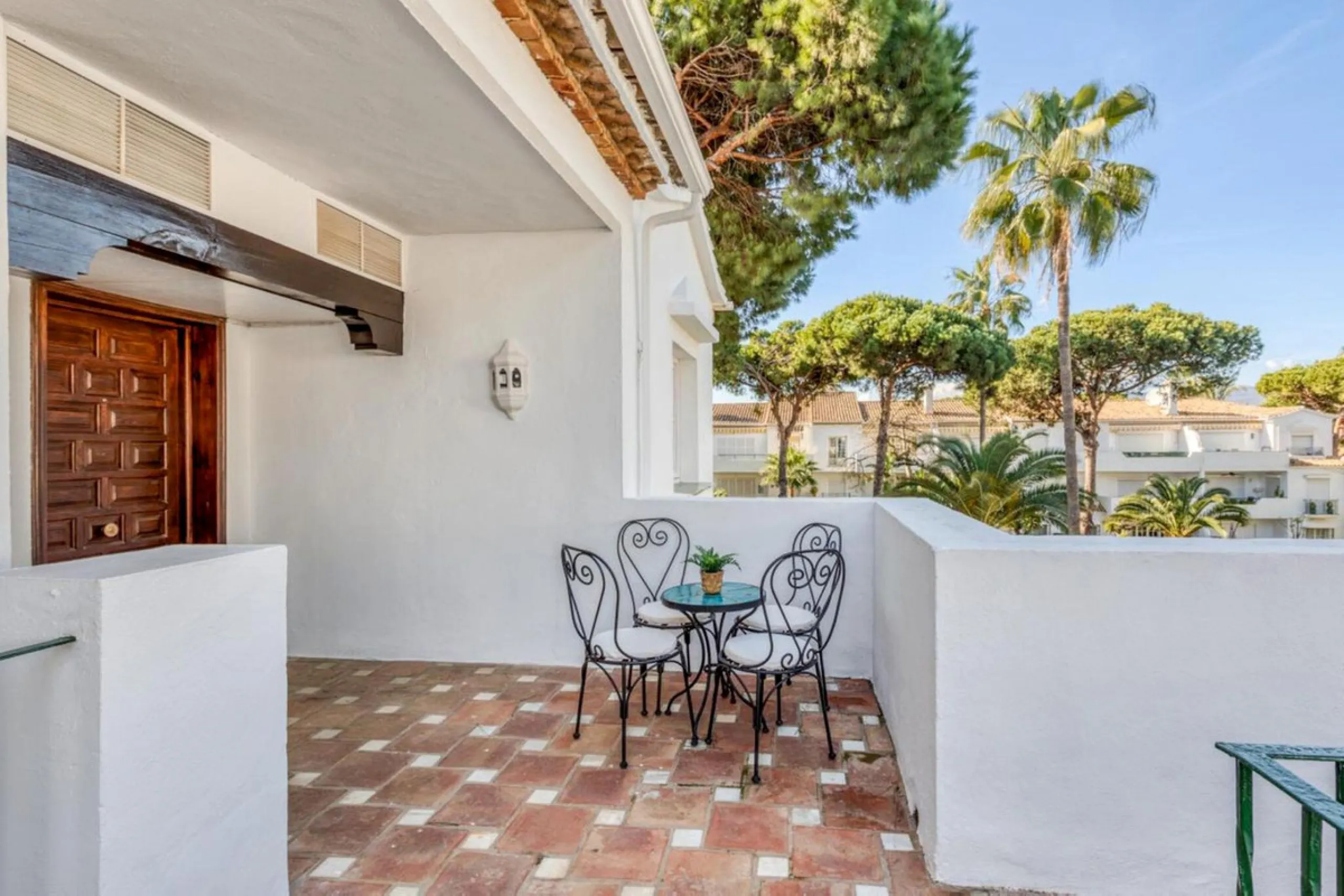 Discover this charming top-floor, 2-bedroom apartment perfectly situated in the sought-after community of El Presidente, Estepona. Bathed in natural light, the property boasts expansive open views over the large central pool and beautifully manicured trop