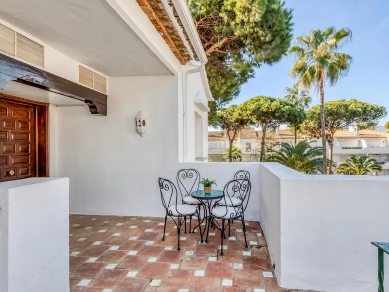 Discover this charming top-floor, 2-bedroom apartment perfectly situated in the sought-after community of El Presidente, Estepona. Bathed in natural light, the property boasts expansive open views over the large central pool and beautifully manicured trop