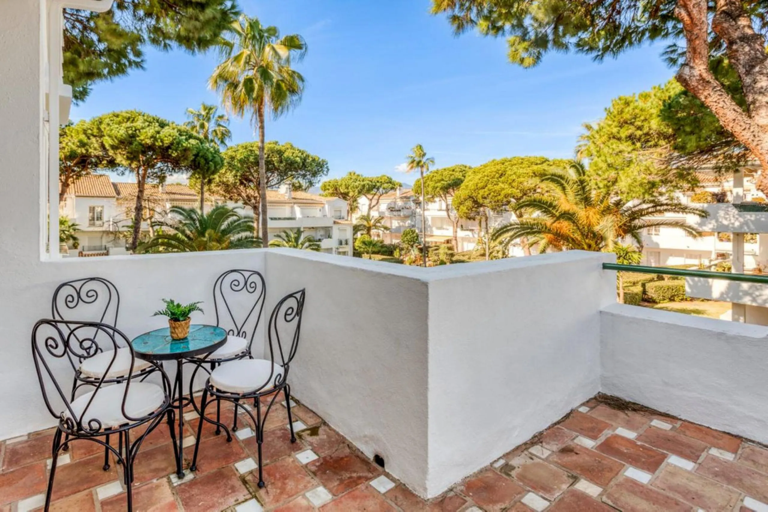 Discover this charming top-floor, 2-bedroom apartment perfectly situated in the sought-after community of El Presidente, Estepona. Bathed in natural light, the property boasts expansive open views over the large central pool and beautifully manicured trop