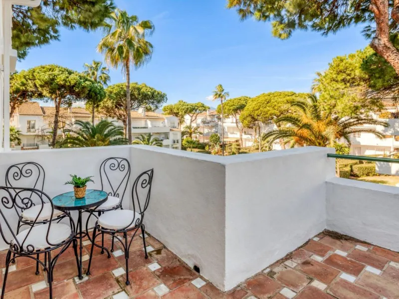 Discover this charming top-floor, 2-bedroom apartment perfectly situated in the sought-after community of El Presidente, Estepona. Bathed in natural light, the property boasts expansive open views over the large central pool and beautifully manicured trop
