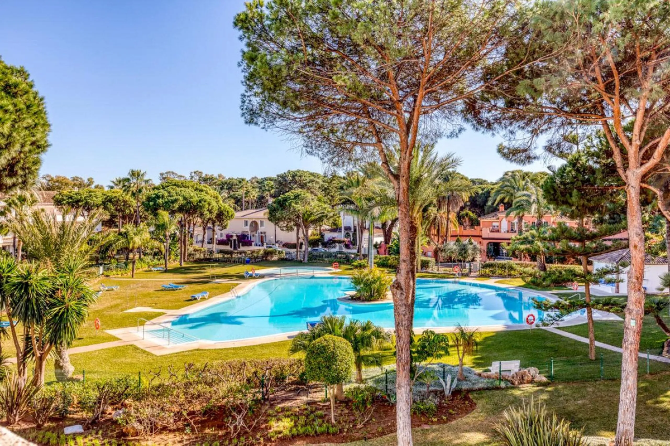 Discover this charming top-floor, 2-bedroom apartment perfectly situated in the sought-after community of El Presidente, Estepona. Bathed in natural light, the property boasts expansive open views over the large central pool and beautifully manicured trop