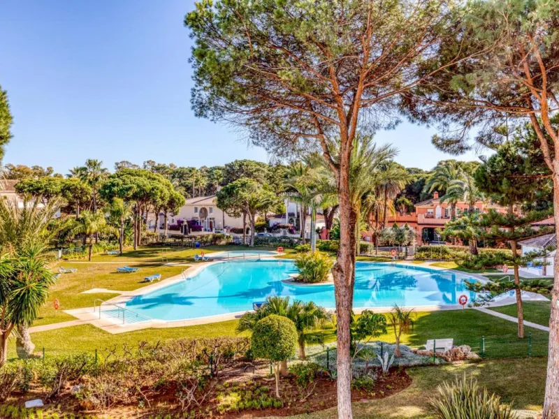Discover this charming top-floor, 2-bedroom apartment perfectly situated in the sought-after community of El Presidente, Estepona. Bathed in natural light, the property boasts expansive open views over the large central pool and beautifully manicured trop