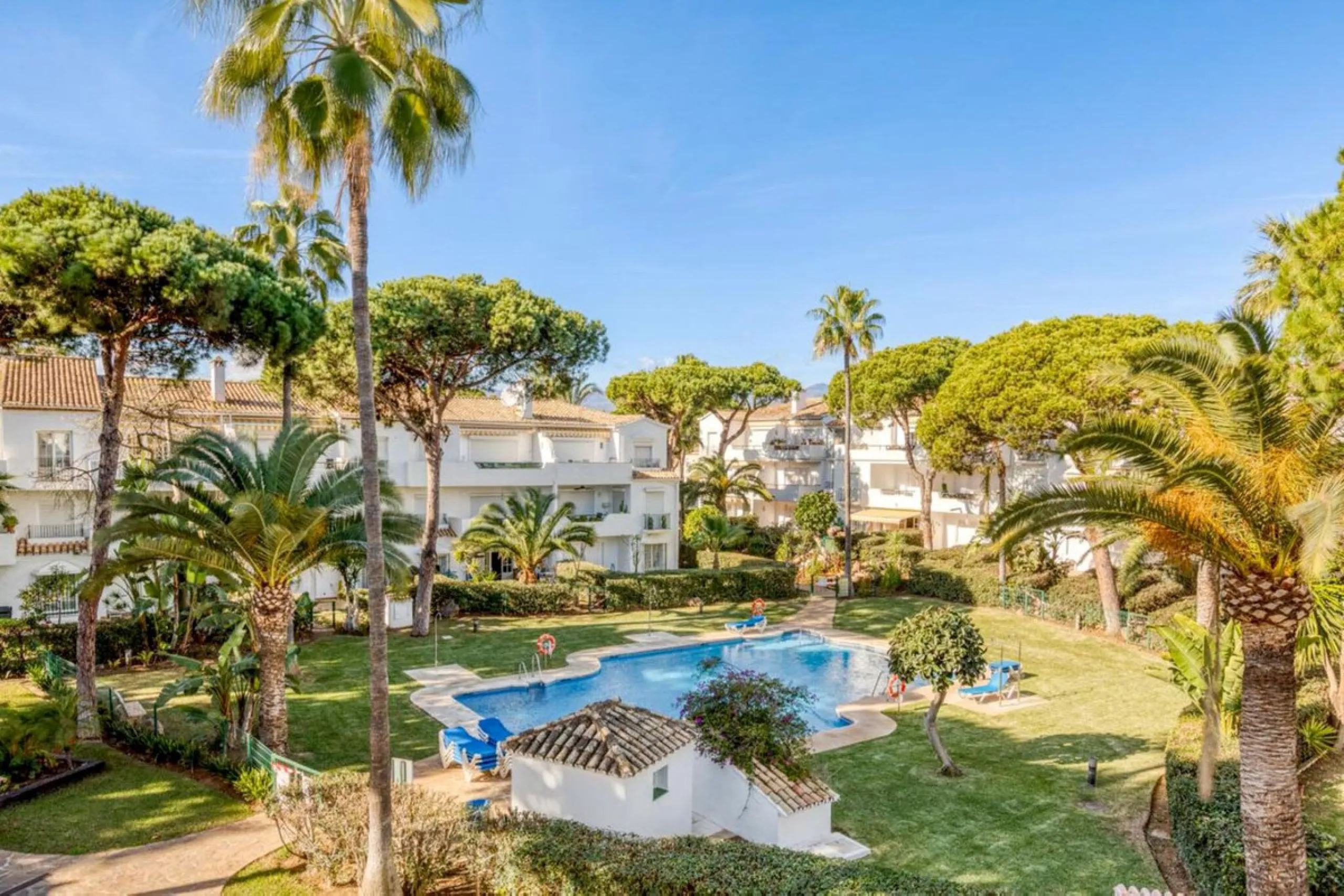 Discover this charming top-floor, 2-bedroom apartment perfectly situated in the sought-after community of El Presidente, Estepona. Bathed in natural light, the property boasts expansive open views over the large central pool and beautifully manicured trop