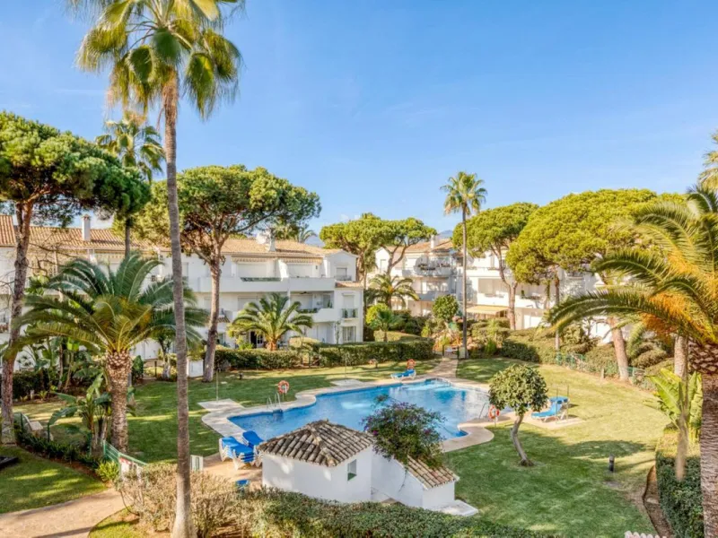 Discover this charming top-floor, 2-bedroom apartment perfectly situated in the sought-after community of El Presidente, Estepona. Bathed in natural light, the property boasts expansive open views over the large central pool and beautifully manicured trop