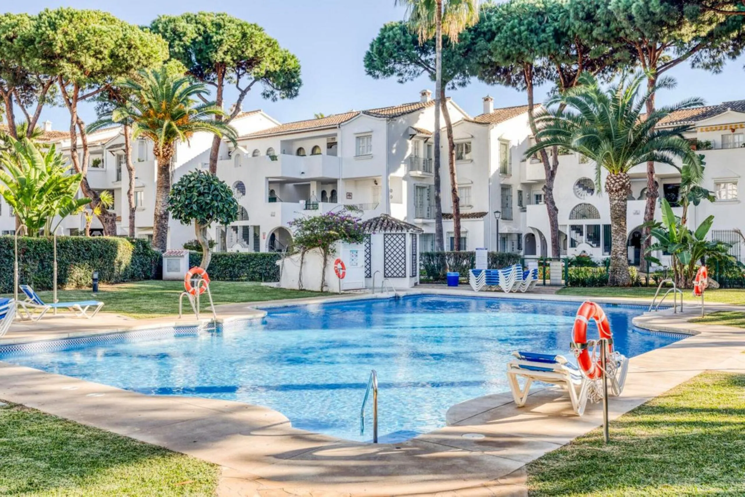 Discover this charming top-floor, 2-bedroom apartment perfectly situated in the sought-after community of El Presidente, Estepona. Bathed in natural light, the property boasts expansive open views over the large central pool and beautifully manicured trop