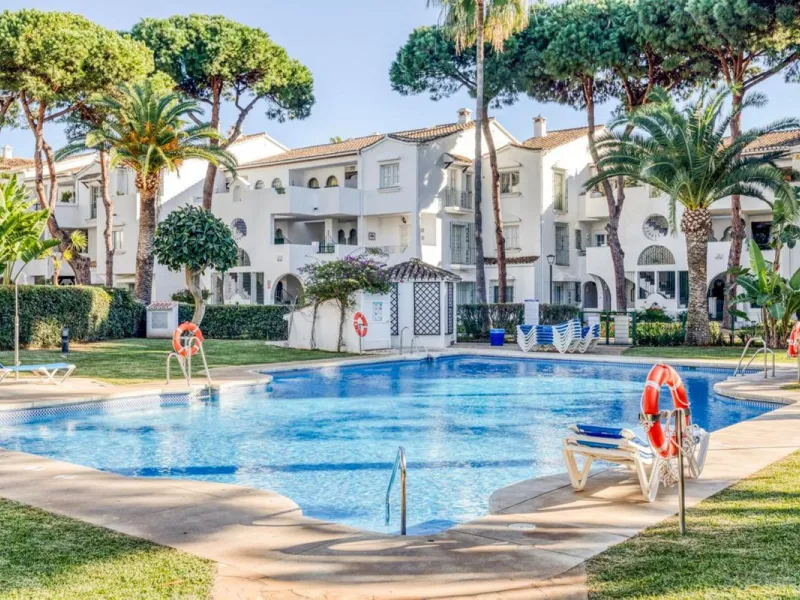 Discover this charming top-floor, 2-bedroom apartment perfectly situated in the sought-after community of El Presidente, Estepona. Bathed in natural light, the property boasts expansive open views over the large central pool and beautifully manicured trop