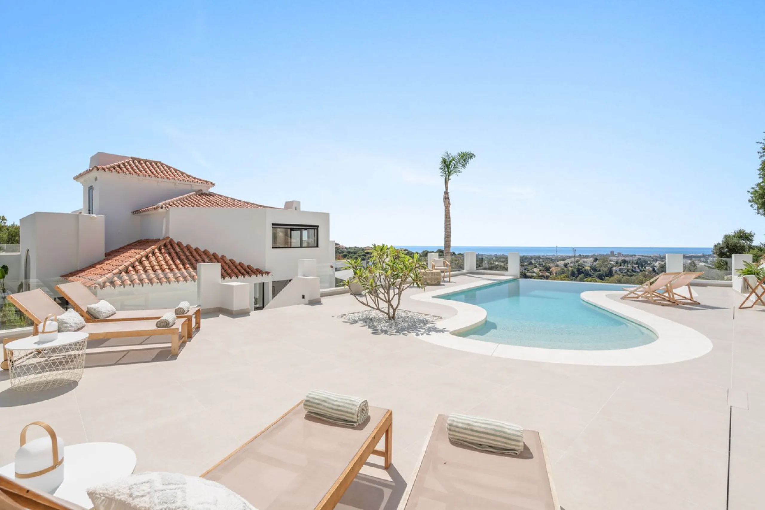 Exclusive Villa with Panoramic Views in the Heart of Nueva Andalucía