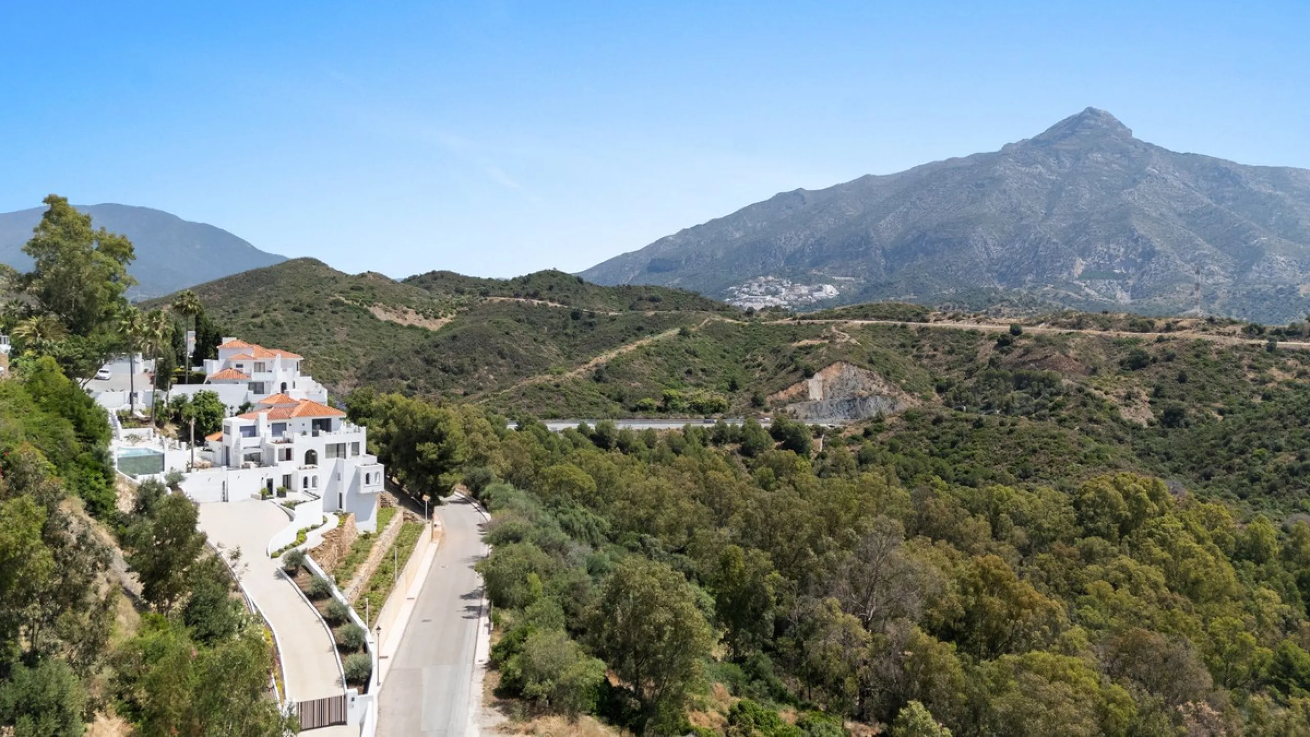Exclusive Villa with Panoramic Views in the Heart of Nueva Andalucía