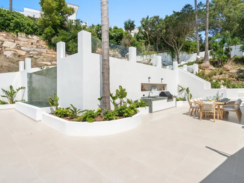 Exclusive Villa with Panoramic Views in the Heart of Nueva Andalucía