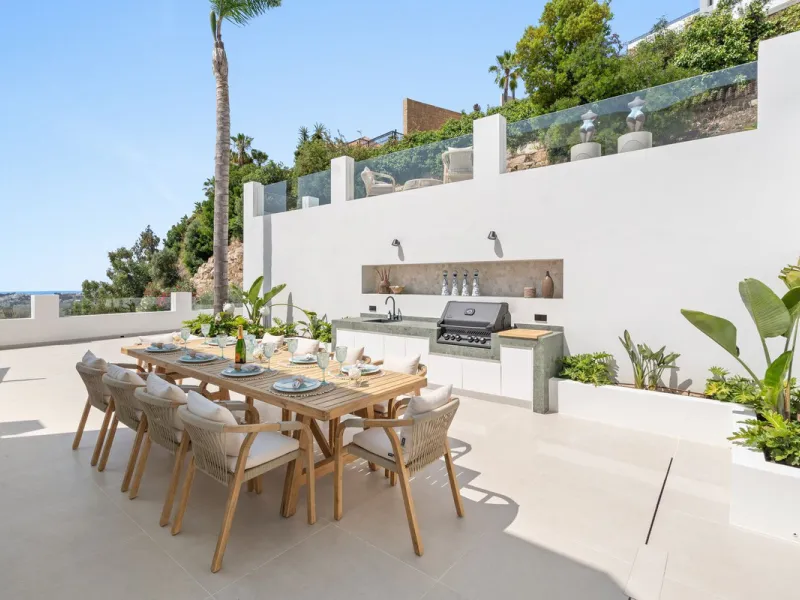 Exclusive Villa with Panoramic Views in the Heart of Nueva Andalucía