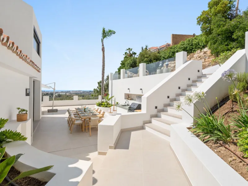 Exclusive Villa with Panoramic Views in the Heart of Nueva Andalucía