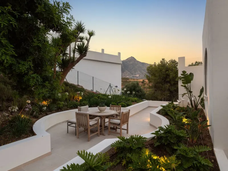 Exclusive Villa with Panoramic Views in the Heart of Nueva Andalucía