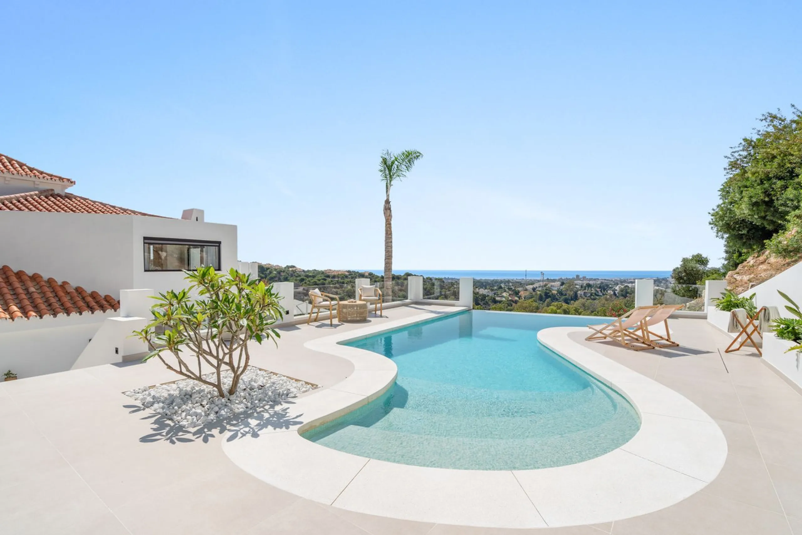 Exclusive Villa with Panoramic Views in the Heart of Nueva Andalucía