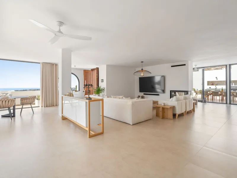Exclusive Villa with Panoramic Views in the Heart of Nueva Andalucía