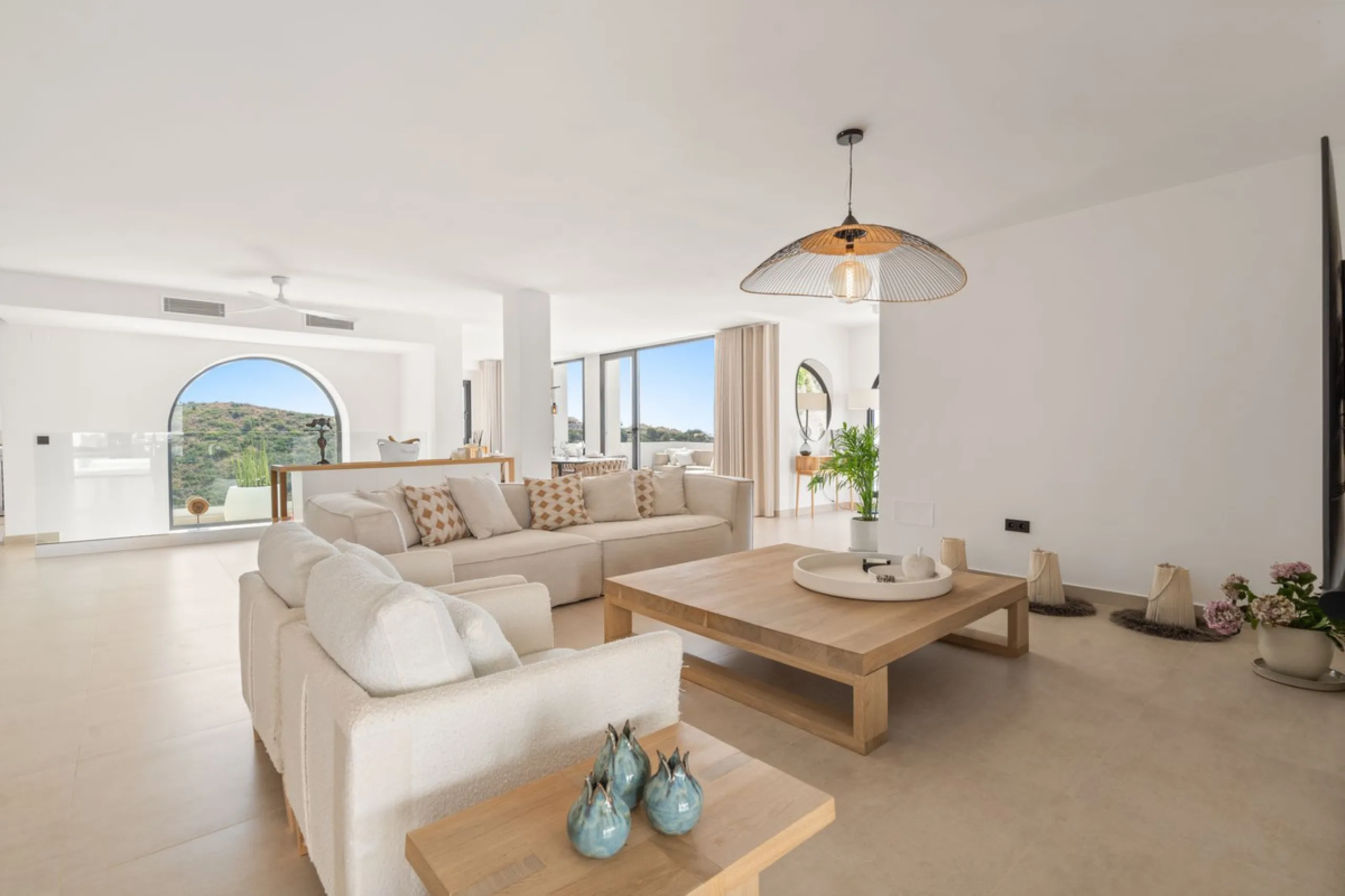Exclusive Villa with Panoramic Views in the Heart of Nueva Andalucía