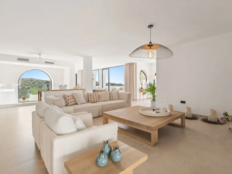 Exclusive Villa with Panoramic Views in the Heart of Nueva Andalucía
