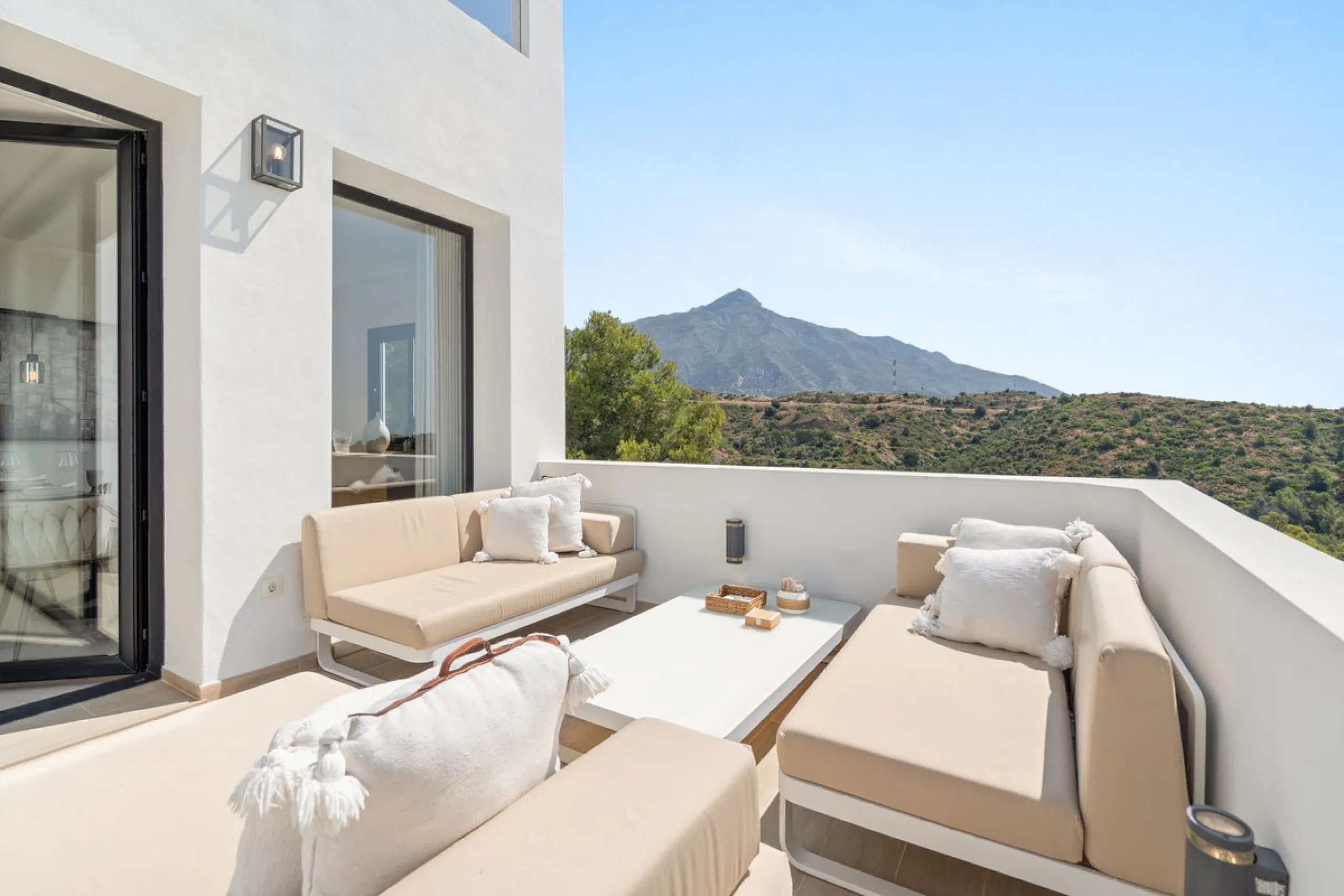 Exclusive Villa with Panoramic Views in the Heart of Nueva Andalucía