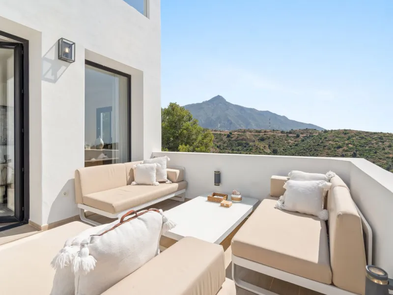 Exclusive Villa with Panoramic Views in the Heart of Nueva Andalucía