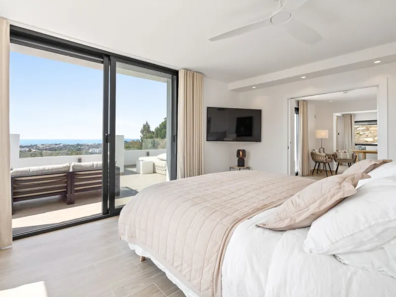 Exclusive Villa with Panoramic Views in the Heart of Nueva Andalucía