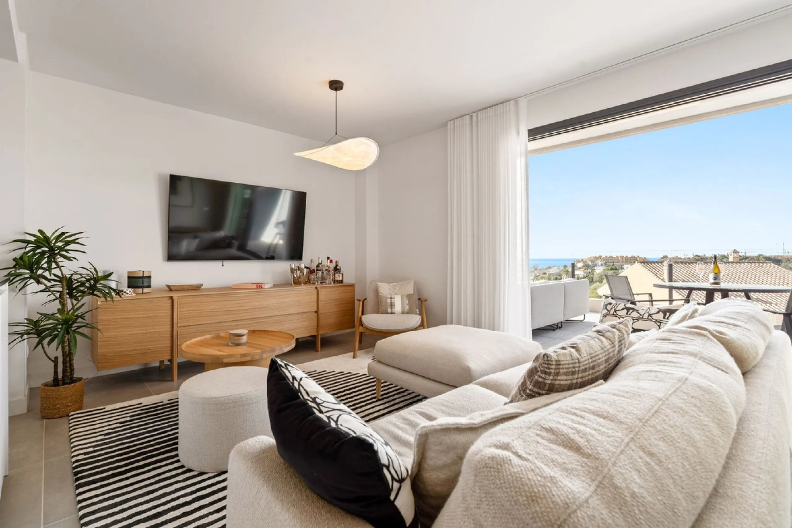 An exclusive penthouse located in the prestigious residential complex Oasis 325 Phase 2 in Estepona (Málaga).