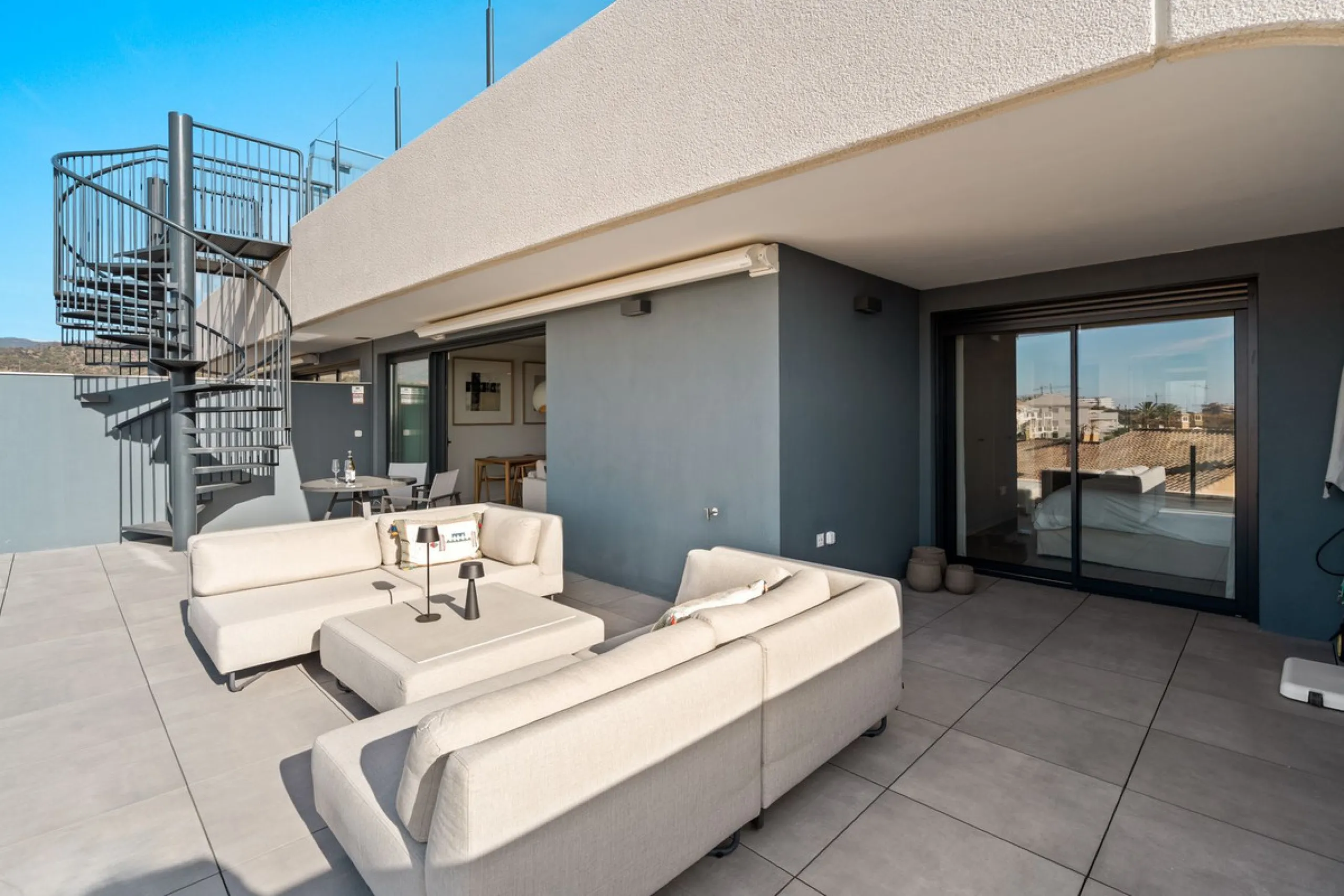 An exclusive penthouse located in the prestigious residential complex Oasis 325 Phase 2 in Estepona (Málaga).