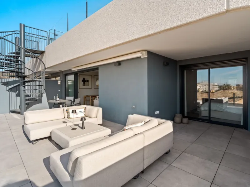 An exclusive penthouse located in the prestigious residential complex Oasis 325 Phase 2 in Estepona (Málaga).