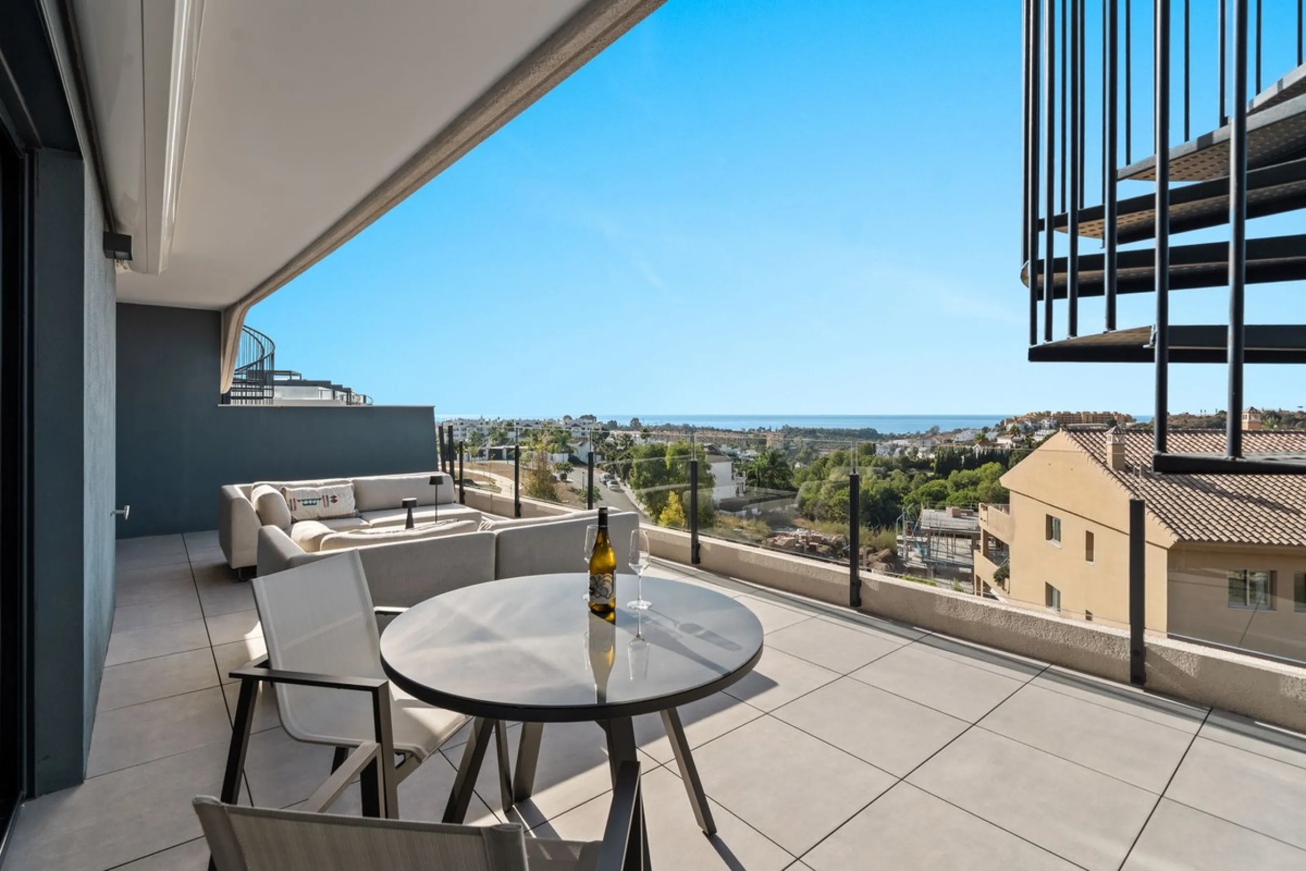 An exclusive penthouse located in the prestigious residential complex Oasis 325 Phase 2 in Estepona (Málaga).