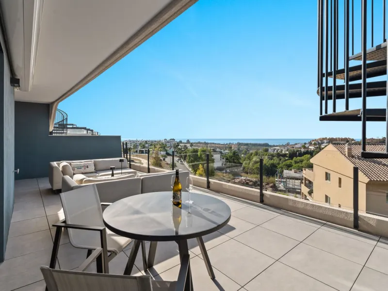 An exclusive penthouse located in the prestigious residential complex Oasis 325 Phase 2 in Estepona (Málaga).