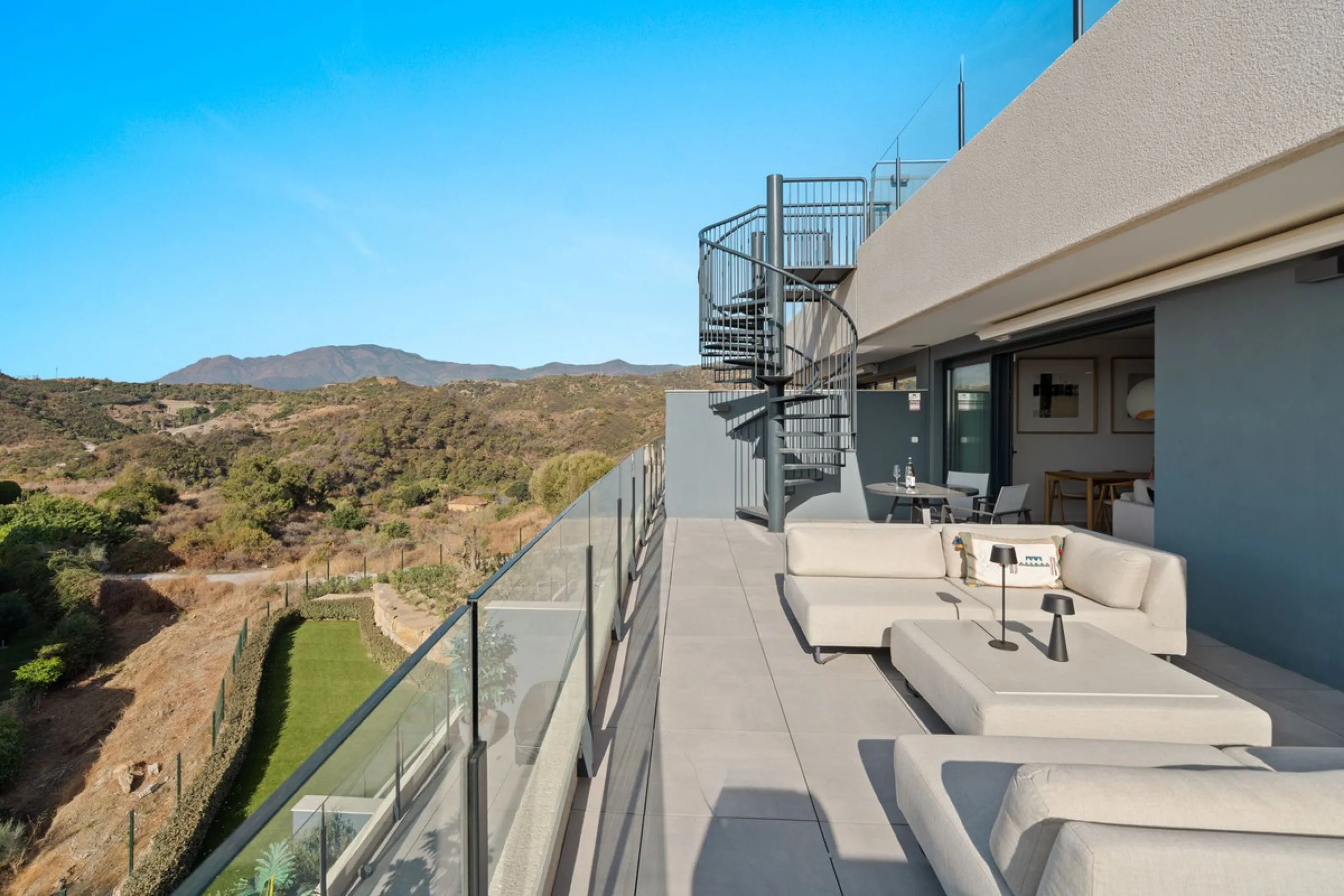 An exclusive penthouse located in the prestigious residential complex Oasis 325 Phase 2 in Estepona (Málaga).